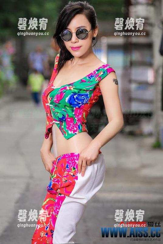 在爱丝的在线写真里，别小看了“HD灰色玻璃丝”带来的无尽联想。