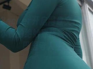 Alina Becker开启网盘文件夹：特莉丝·梅里戈尔德的绝妙穿搭或许会让你摸摸下巴思考人生。