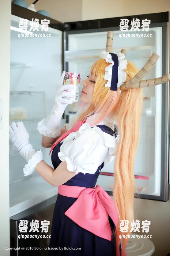BoLoli菠萝社 - 柳侑绮和她的白裙：在缤纷的日子里，一本令人着迷的写真图集