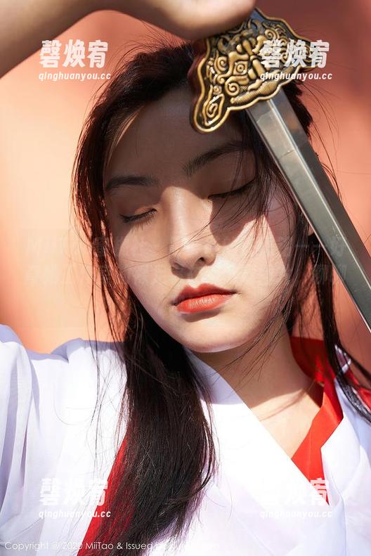 MiiTao蜜桃社 - 不穿鞋的许思铭——好奇她工作室的裸足事故？下载图片，聊聊吧！