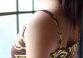 一本ROSI的写真图册，眼镜带来的透视，不同寻常的视界。