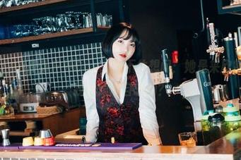 Son Ye Eun最新户外Cos,忍不住想问:她是来欣赏自然还是找新角度自恋的?