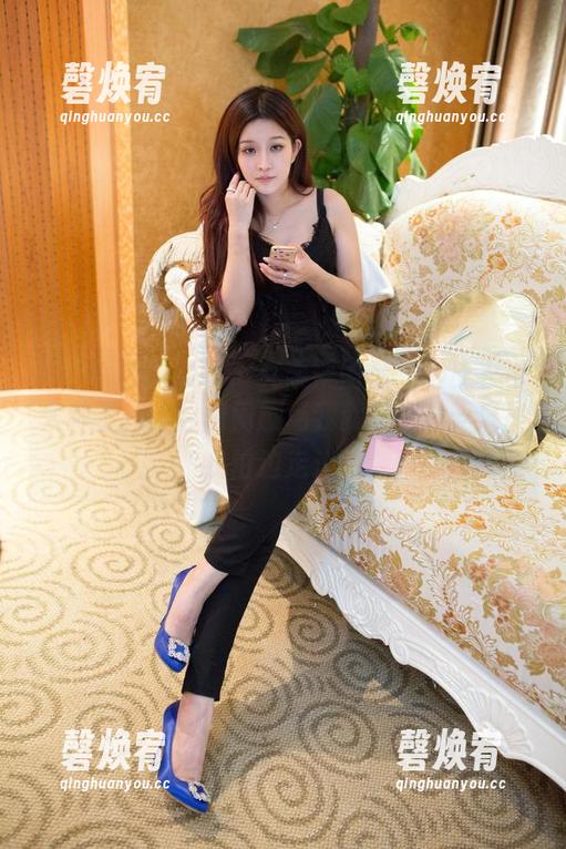 TuiGirl推女郎 - 艾栗栗图库：这皮衣也太帅了，等会闹闹剧场我就穿上……只是，我怕边走边脱。