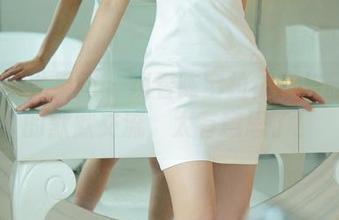 UGirls尤果网 – 观看陈宝拉袜子与腿之间的默默交流，太有意思了！
