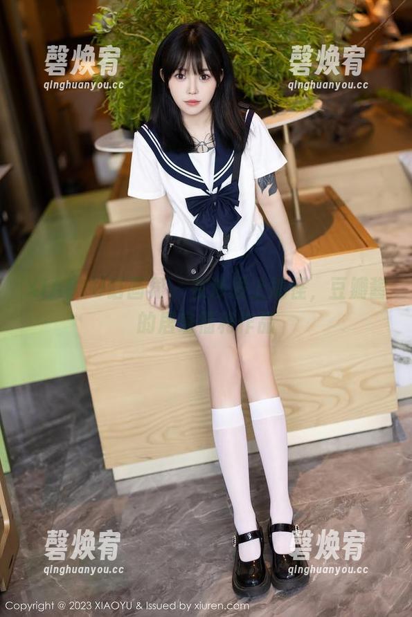 XIAOYU语画界 - 在沙发上搞怪，豆瓣酱的居家福利作品