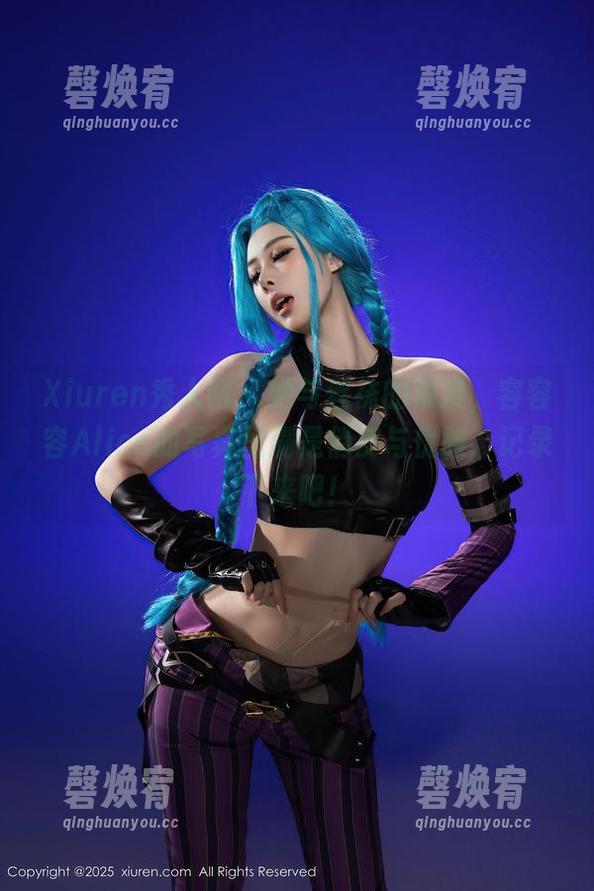 Xiuren秀人网 - 她与丝袜的浪漫，容容容Alice的写真里满是俏皮与优雅，记录下来吧！