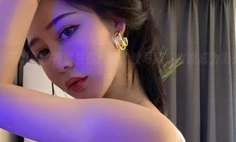 微密圈 – 不爱笑的赛琳教你：穿豹纹写真，也能成为街头的迷惑行为？