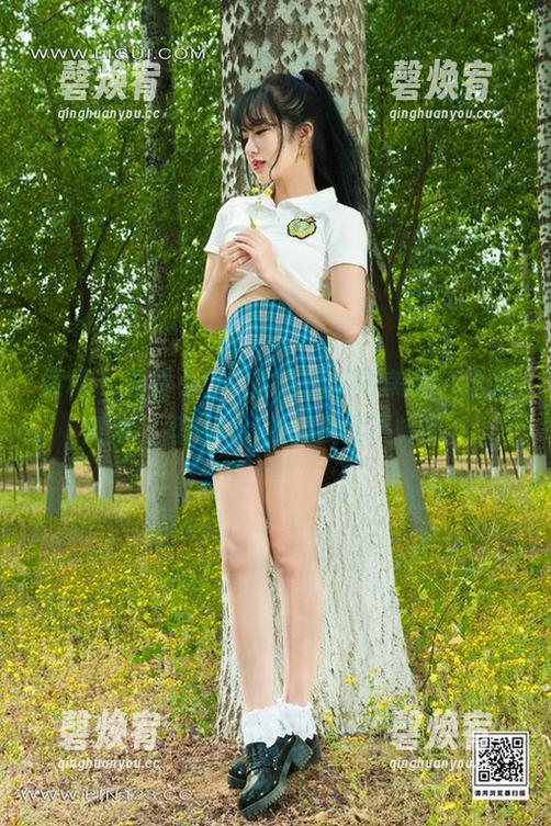 丽柜 - 这些小智贤的最新毛衣美照，抢眼得很，但也有点看得我目不转睛。