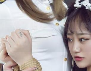 丽柜 – 你听说了吗？潘潘又更新油亮写真了，眼睛都亮了