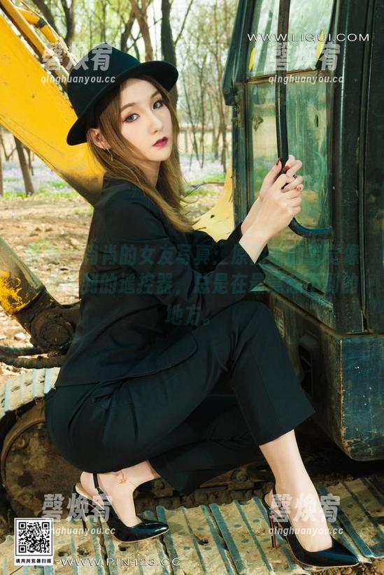丽柜 - 肖肖的女友写真：原图给的错觉像是找不到的遥控器，总是在最意想不到的地方。