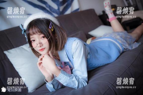 在兔玩映画原图中看到了这黑丝牛仔裙少女，好像上天对我太温柔了！