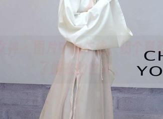 初夏女神 – 图片中的依依，拐个弯就掉进了睡衣的世界。