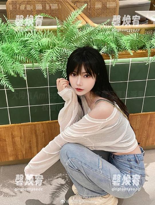 大肉丸Amiee校服：在这宝藏写真资源里，校服也有自己的小脾气！