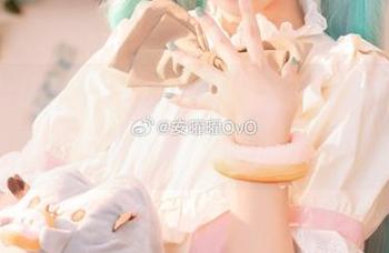 当海滩遇上安曜曜，cos完美诠释“沙子也是道具”。快去下载吧！