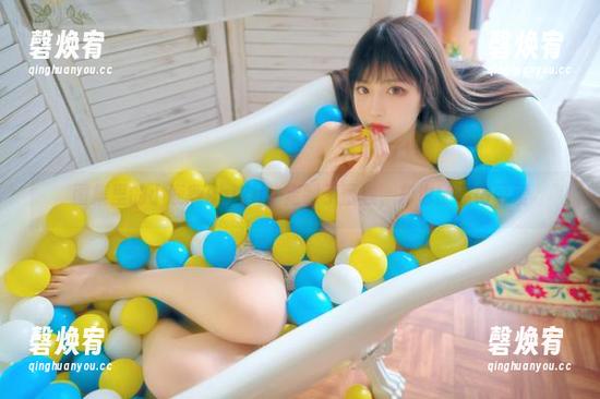 图集里的小鹿鹿shika，定制了蕾丝，却也随意得可爱