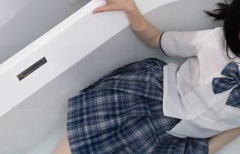 少女秩序 – 小鱼的浴缸最新图册，波光粼粼间感觉时间倒流，记忆在水边涌现。