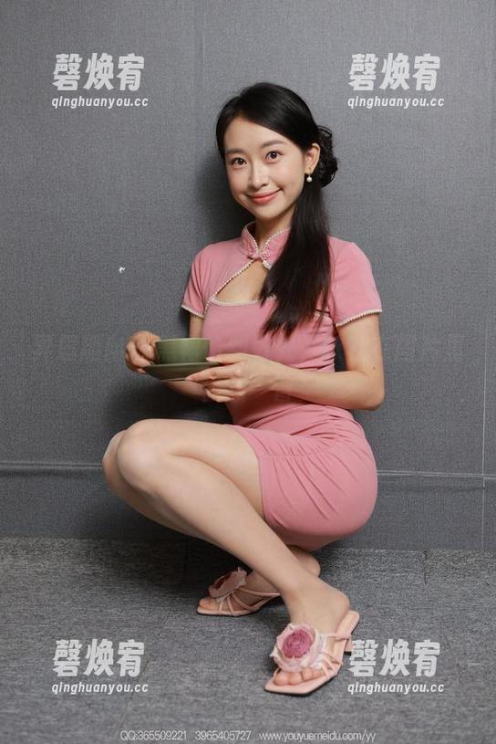 异思趣向 - 黑裙恰到好处，秋秋在图片里倏然一瞥