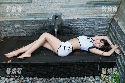 推女郎 - 瑜伽姿势与高清壁纸合体，赵纹清在空中飞，就好像在云端飘！