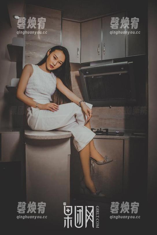 果团网 - 周大萌——短裙写真带来的新挑战：如何优雅地不起静电！