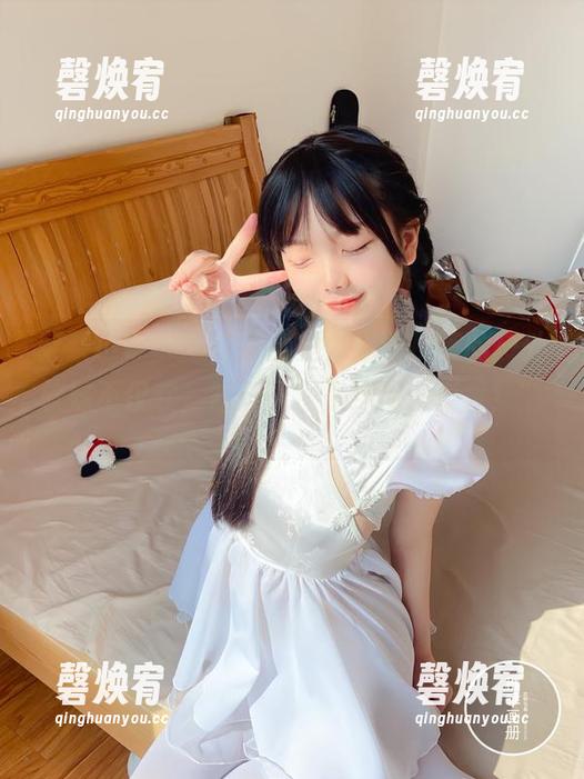 柴系小乖 - “在原图里，赤西夜夜的户外软妹不仅软，跟蓝天也是绝配，真香！”。
