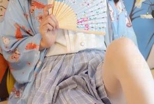 森萝财团 – 每次翻阅卉子的吊带全集，心里总在想——这个姿势她怎么想出来的？