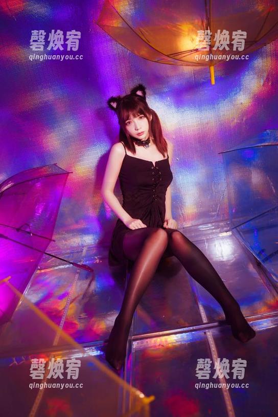 红裙写真中的疯猫ss，分享一下她的灵魂姿态。