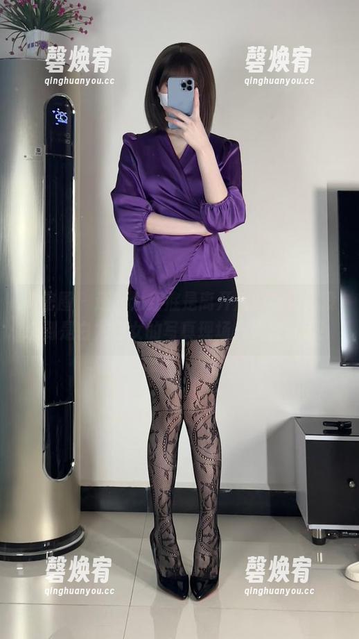 微密圈 - 还以为红底是离开后的结果，没想到是白龙猫女的写真现场，太会玩了！