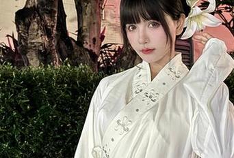 全套空姐造型，秋山AkI又在挑战传统定义！