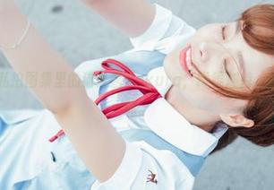 菠萝社 – 私拍图集里的猫九酱Sakura，眼镜加持，别有一番滋味。