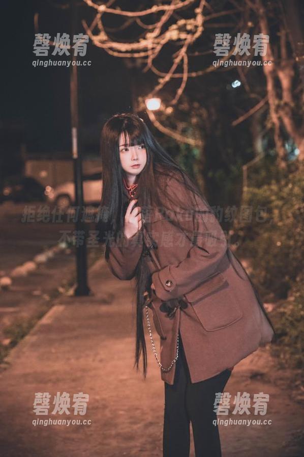拒绝任何遮掩，落落Raku的豹纹图包，不带圣光的真实感才最吸引。