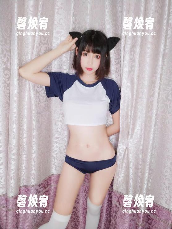 图片里的雯粥粥，上演了疯癫与内衣的绝妙搭配，目不暇接。