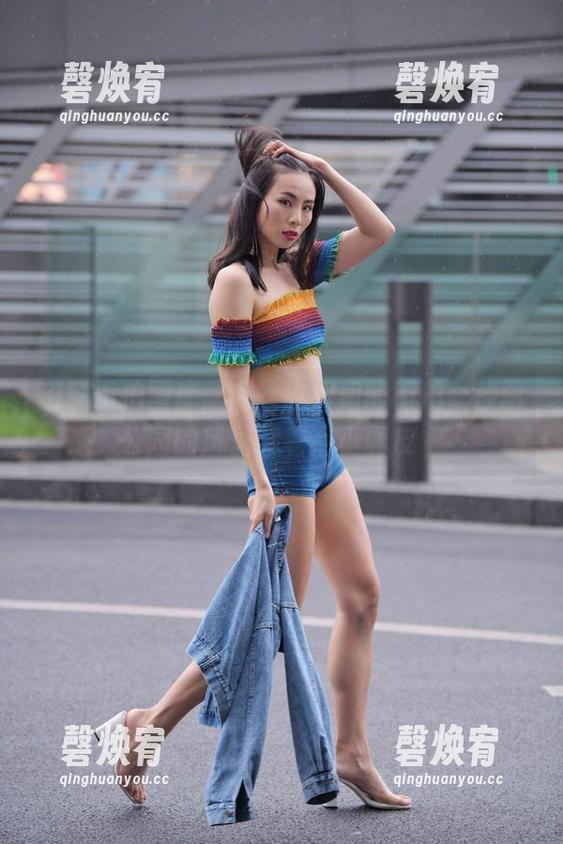 魔镜街拍图库：肉丝小姐姐的街拍，沙面公园的风里藏着点小调皮～