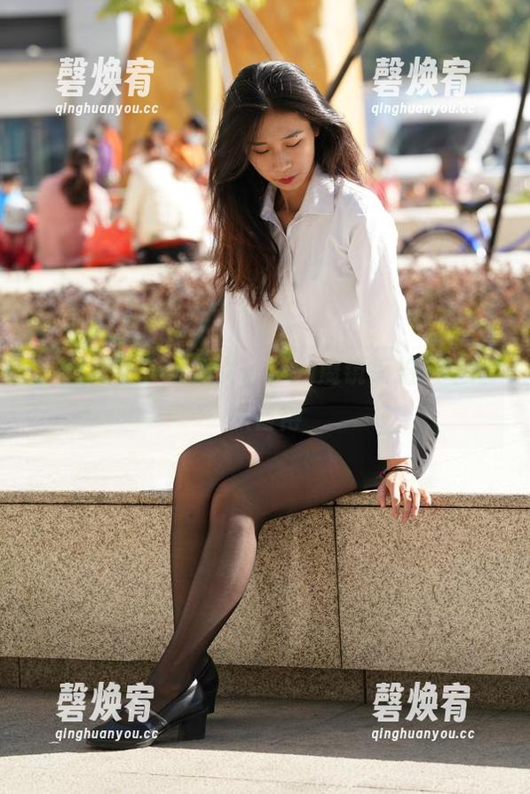 魔镜街拍 原图焦点,白裙女子在“魔镜街拍”中超然自得